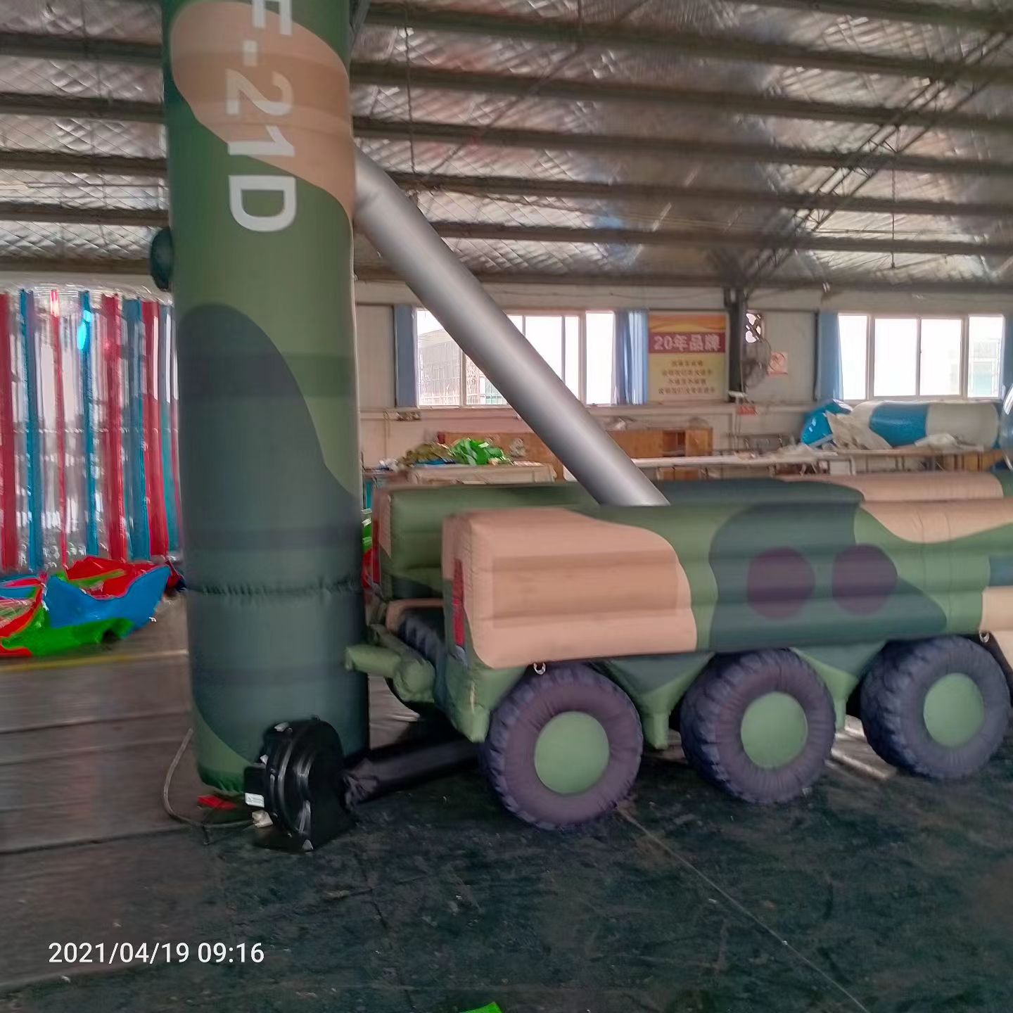 北京军事演习中的充气目标车辆：模拟发射车雷达车坦克飞机