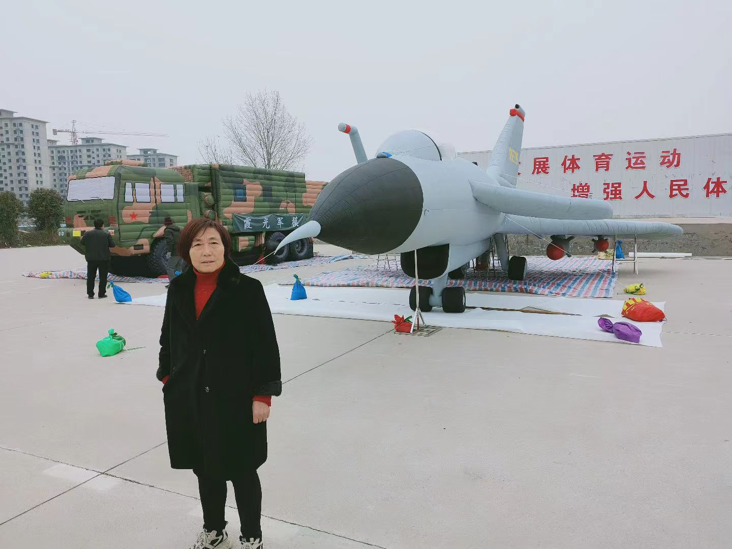 北京独特设计的飞机坦克模型，展现军事魅力