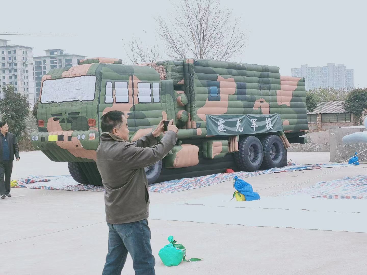 北京哈尔滨充气导弹车：打造最强军事力量